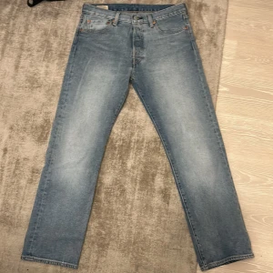Levis 501 jeans - Klassiska Levis 501 jeans i ljusblå denim. De har en rak passform och är midwaist. De är 32 W och 30 L