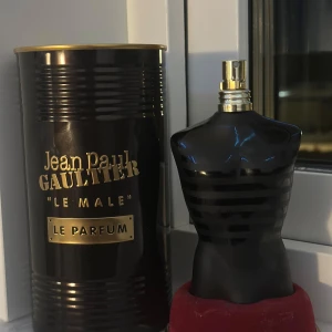 Jean Paul Gaultier Le Male Le Parfum - Elegant och maskulin parfym i en ikonisk flaska formad som en manlig torso. Flaskan är svart med guldiga detaljer och kommer i en matchande svart och guldig förpackning. Doften är intensiv och förförisk, perfekt för den självsäkra mannen. 90 / 200ml kvar. BILLIGAST I PLICK!!!