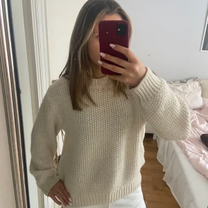 Beige stickad tröja från MANGO - Säljer en mysig beige stickad tröja från MANGO. Tröjan har en klassisk rund hals och långa ärmar med ribbade muddar. Perfekt för kyligare dagar! Köpt i somras och har endast använt den ett fåtal gånger så den är i bra skick. Storlek M. 