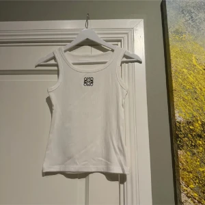 Loewe topp - Snygg vit tank top.