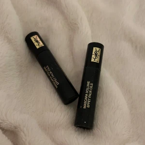 Mascara Volume Effet Faux Cils från YSL - Två svarta mascaror från YSL med guldig logotyp på locket. Ger volym och effekt av falska ögonfransar. Perfekt för dramatiska ögonfransar. Säljer dom för 50 kr st eller 100 kr för båda.