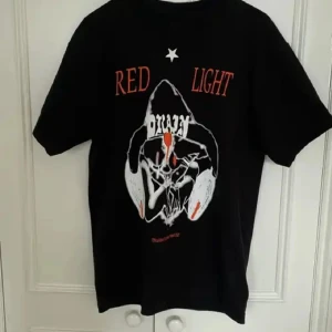 Bladee redlight tshirt - Bladee redlight tröja i storlek medium. Bra skick🔥 lite slitage på trycket och ett litet omärkbart hål i botten av tshirten som endast märks ifall man letar efter det.