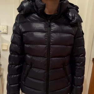 Moncler jacka bady blå  - Färg mörkblå. Som ny, finns inga märken. Använd ett få tal gånger. Äkthetsbevis finns.
