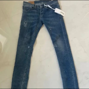 Dondup George - Snygga Dondup George jeans med några slitna detaljer. Perfekta för en avslappnad stil. De har en klassisk femficksdesign 9/10 skick. Köpt nya för 3500