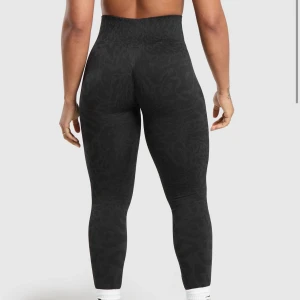 Gymshark ADAPT SAFARI thighs  - Säljer mina adapt safari thights då de var lite små för mig. Endast använda en gång😇 De är av ett lite tjockare material med scrunch🌟