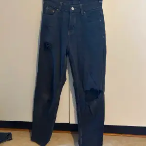 en gång i tiden har de varit ljusblå men har färgat med svart textilfräg så de blivit väldigt mörkblå. snygg baggy look som slutar smalt längst ner, kan sitta ganska lågmidjat. storlek ör bara en gissning, fråga om exakt så kollar jag!