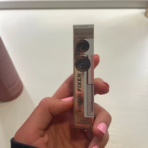 Revolution Brow Fixer - Säljer det här browgelet som är clear. Helt oanvänt, har inte äns öppnat förpackningen då ni kan se att tejpen fortfarande är på(kolla på sista bilden). Orginalpis är 90kr och jag säljer för 50kr. Tryck gärna på ”köp nu”😊💞💞
