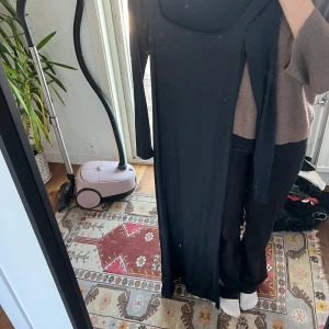 Svart lång klänning  - Använd väl, inga defekter på den❤️ jag är 170 och den passar mig perfekt❤️