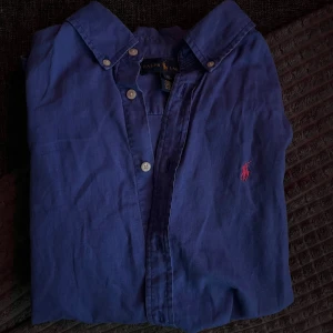 Ralph Lauren Skjorta - Ralph Lauren skjorta, säljes pga den är för lite på mig, storleken är 18 motsvarar en S. Skicka 8/10