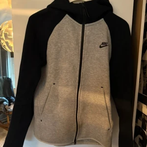 Nike tech old season - Hej säljer min grå/svarta nike tech old season tröja, storlek M. Väldigt väldigt sällsynt. Priset kan vi diskutera vid intresse, hör av er.