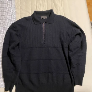  Martinelli 1/4 zip up - Snygg marinblå tröja från Martinelli med dragkedja och krage. Tröjan har ett diskret ribbat mönster och långa ärmar, perfekt för kyligare dagar.En sjukt fin zip up som är sparsamt använd, köpt i Italien, skriv gärna om du har frågor