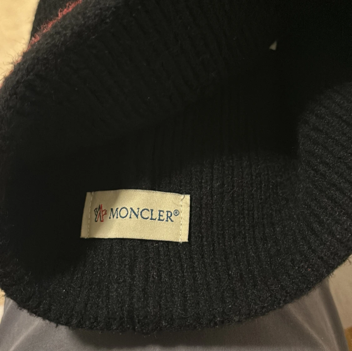 Svart mössa från Moncler - 91