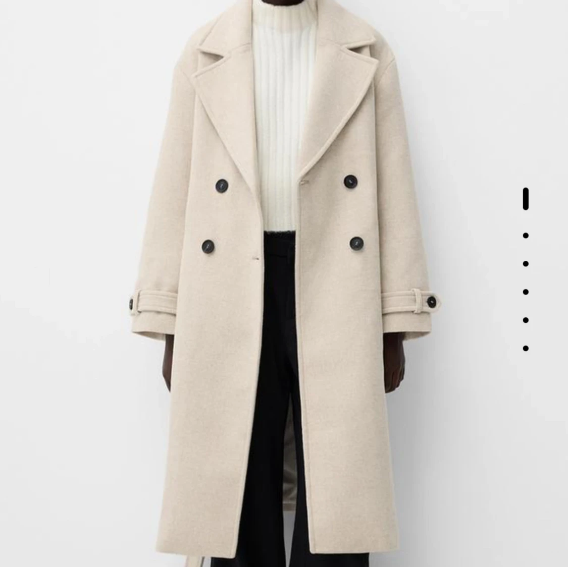 Beige kappa med knappar