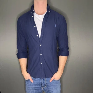 Ralph lauren skjorta - Hej säljer nu min fina Ralph Lauren skjorta i storlek S. Den är i nyskick och kommer vara otroligt snygg i höst/vinter. Nypris cirka 1500kr! Vi kommer att sälja liknande produkter nu närmare vinter så glöm inte följa profilen!🌊🍾