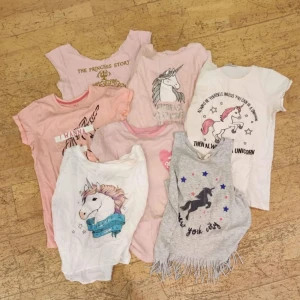 sju st tröjor med enhörningsmotiv strl 164/170 - du får alla sju för 100 kr! använda men i gott skick.