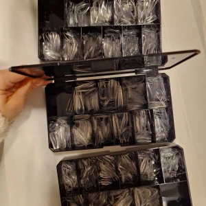 Design Nail Tips från Lilly Nails - Säljer två set med design nageltippar från Lilly Nails. Används för att göra "tip and design"/press on nails. Enbart provat några. Ett set innehåller 500 st 'Clear' och det andra 500 st 'Almond Clear'. Perfekt för att skapa snygga nageldesigner hemma. 