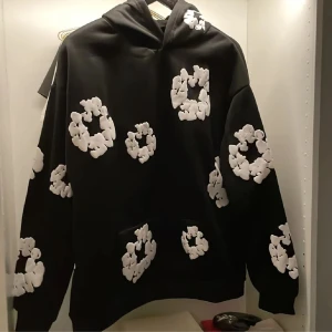 Denim tears hoodie - Jag ska flytta så jag rensar allting som inte kommer till användning längre  den är använd lite men inga märken 