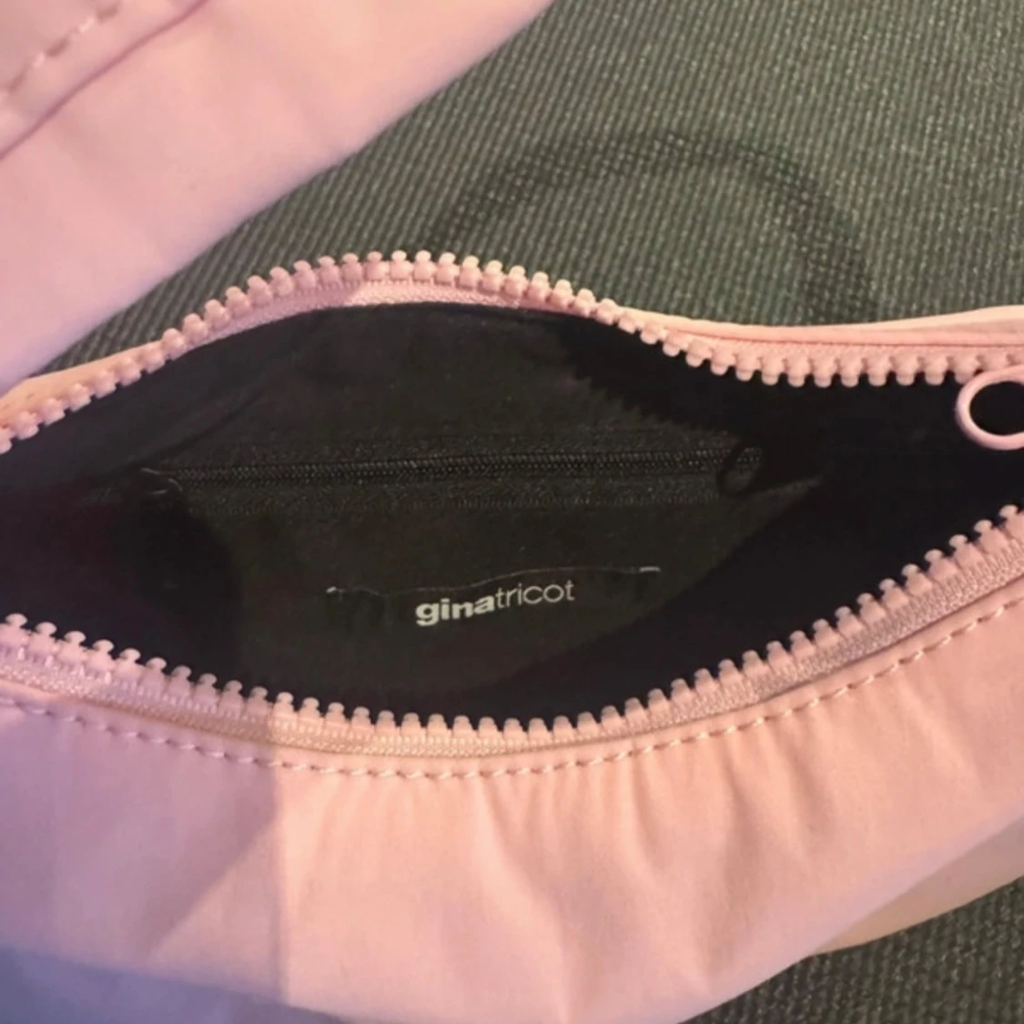 Rosa axelväska från Gina Tricot - 90