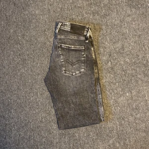 Gråa Replay Anbass  - Säljer nu dessa riktigt feta gråa replay anbass | Storlek W31 | Nästan nyskick (använda 3-4 gånger) | Skriv vid minsta lilla fråga eller fundering!