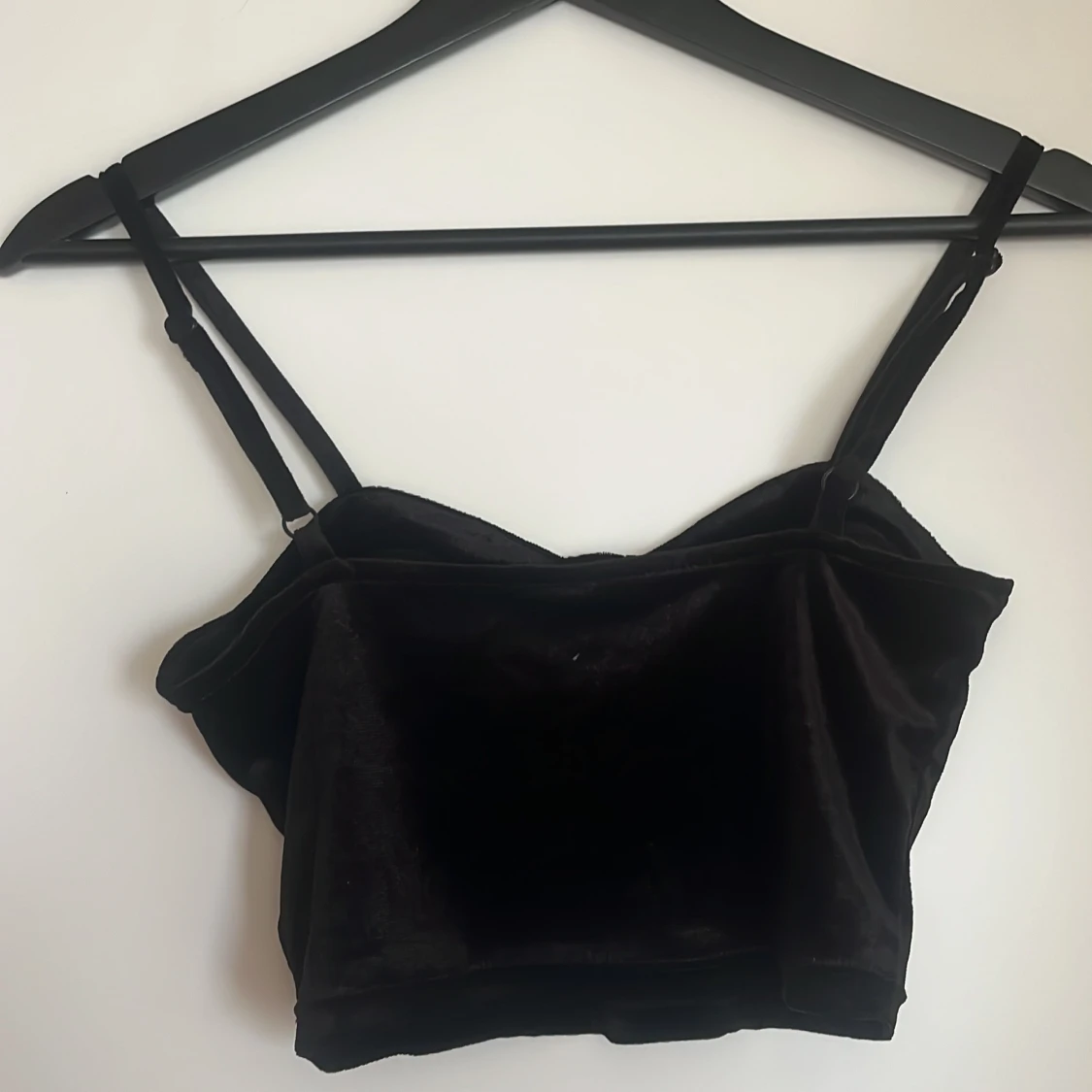 Svart sammetstopp med dubbla axelband - 90