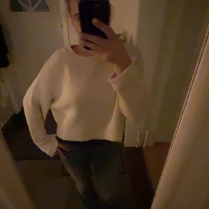 Vit stickad tröja - Vit stickad tröja, fin till vardags💕 Den är lite kortare så det är snyggt att ha typ ett spets linne under💕 Hör av er vid frågor! Tror den är i S