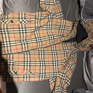 Rutig jacka från burberry - hjälper min bror att sälja sin jacka från burberry då han sjölv inte har plick, storlek hittar jag inte men skulle gissa på typ M. kom med bud på den