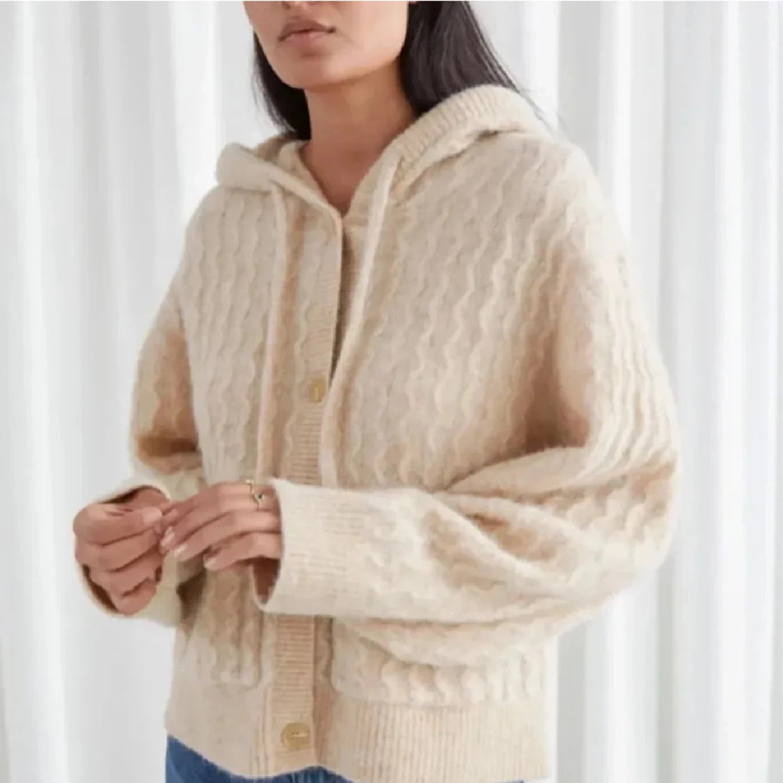 Beige stickad kofta med huva