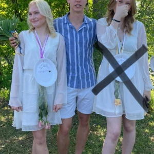 Vit omlottklänning från Bubbelroom  - Elegant vit omlottklänning från bubbelroom med långa ärmar och volangdetaljer. Perfekt för somriga tillfällen med sin lätta och luftiga design.