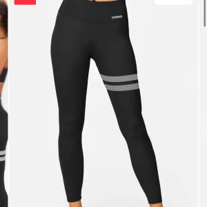 Svarta leggings från Stronger -  svarta leggings från Stronger i storlek S. Säljer då dom använts en gång för jag köpte i fel storlek.