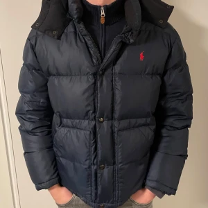 Polo Ralph Laurent jacka  - Hej! Säljer nu denna sjukt feta polo Ralph Laurent jacka. Jackan är i grymt skick förutom en defekt som är super lätt att fixa. Modellen är 185cm. Hör av dig vid frågor. L passar M