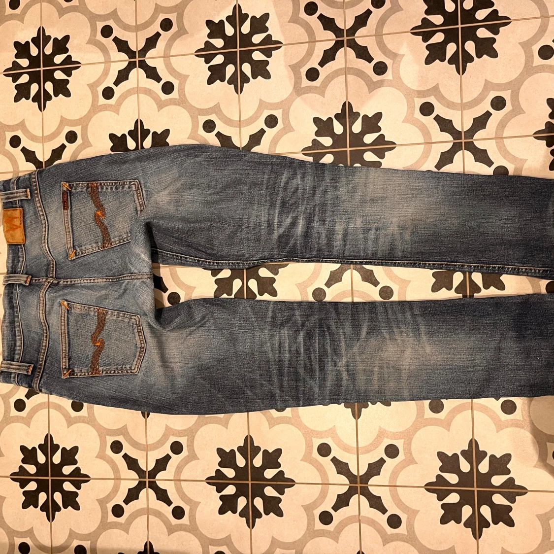 Nudie jeans blåa med slitningar  - 90