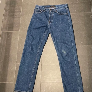 Nudie jeans - Snygga nudie jeans i modellen Rad Rufus. De har ett litet märke på knät men inget som syns så mycket. Storlek 30w30l. Har du frågor är det bara att höra av dig!