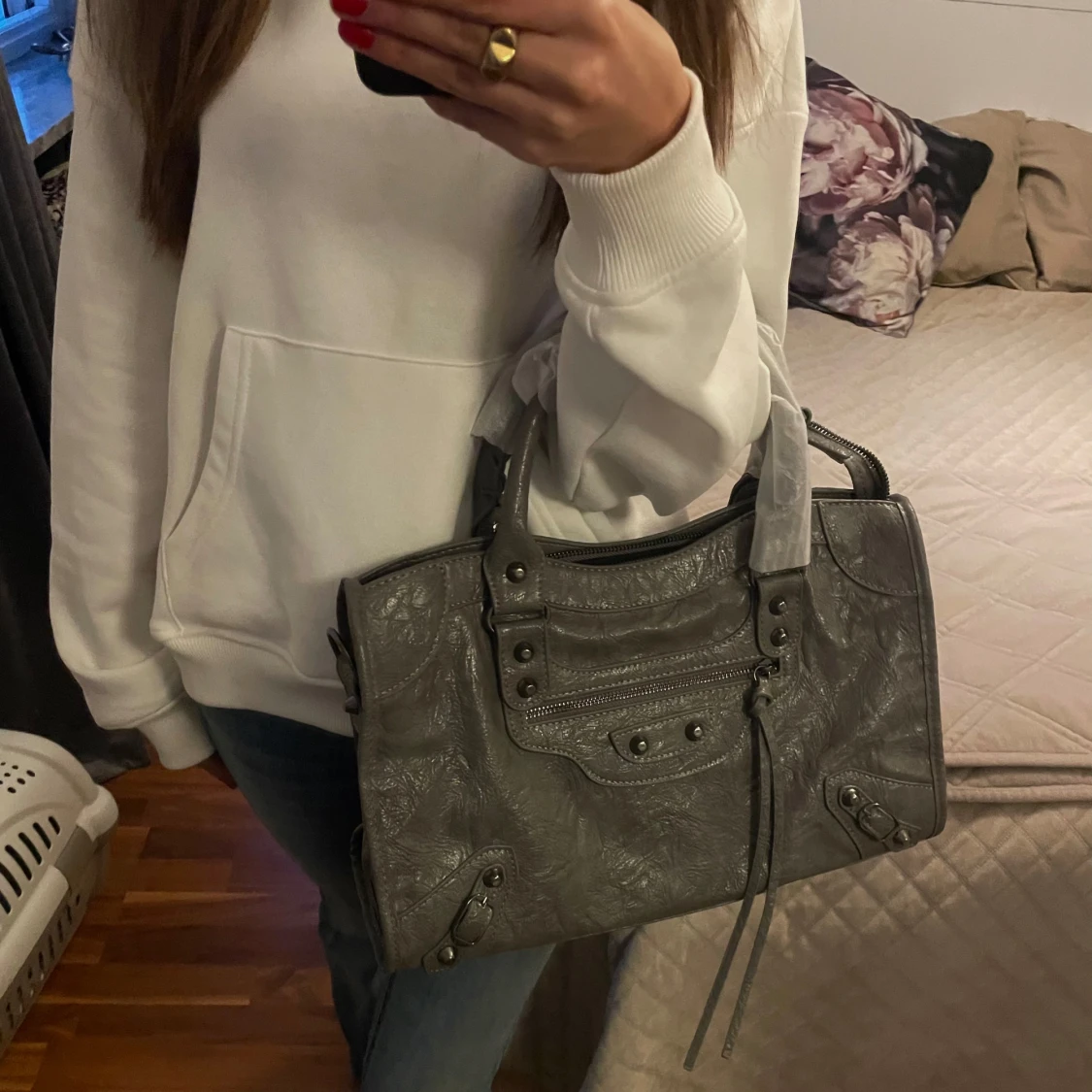 Grå axelväska med detaljer - 93