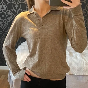 Stickad tröja  - Beige/brun tröja med krage och knappar framtill🤎