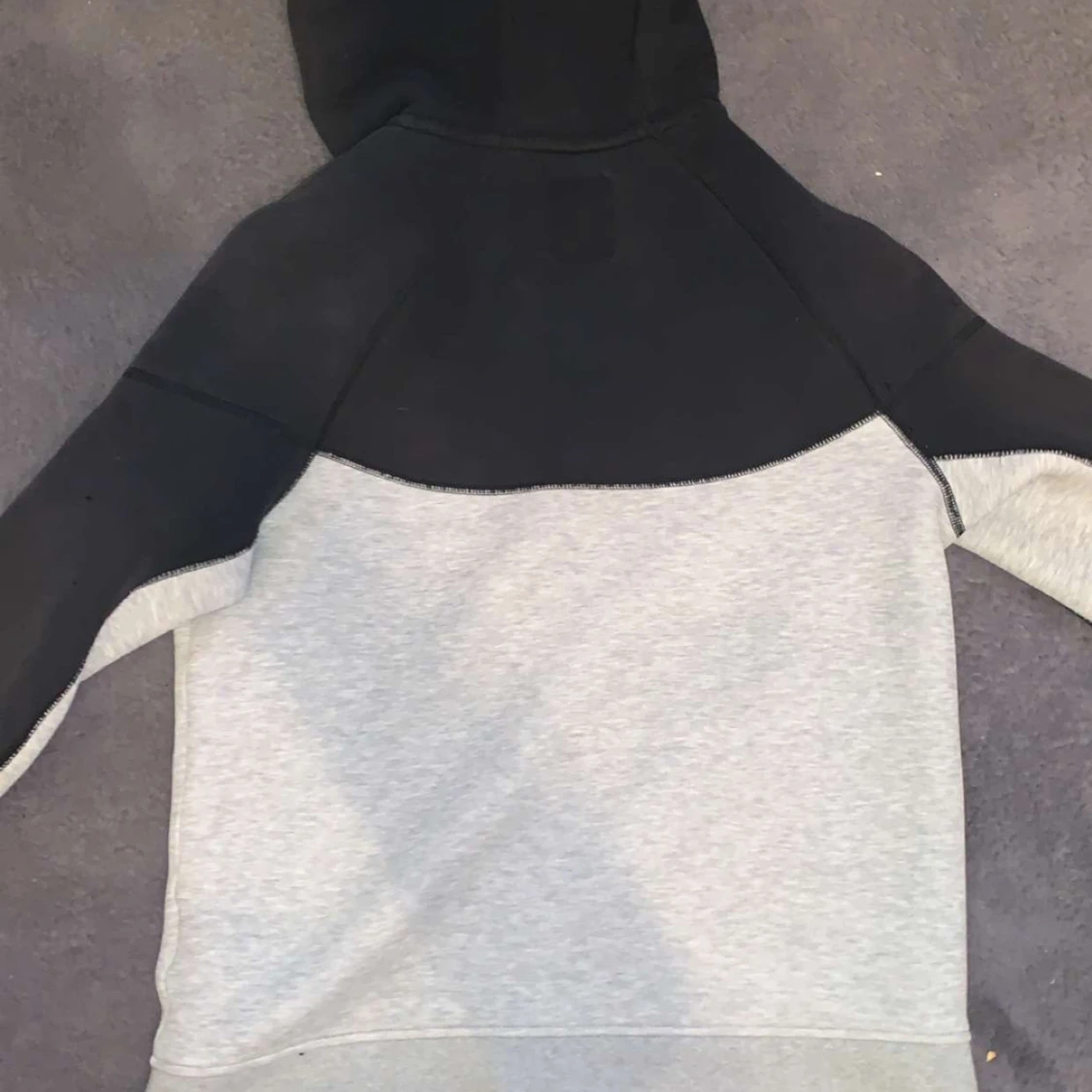 Svart och grå huvtröja från Nike - 90