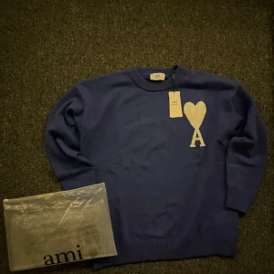 Ami Paris sweatshirt  - Säljer en Ami Paris tröja för den var lite för stor för mig, helt ny fick hem den idag. Det är ett litet stygnfel som visas på sista bilden annars är den i perfekt skicka köptes inte från Ami Paris hemsida. Som sagt väldigt bra skick har ni några frågor ställ dem 