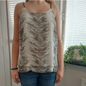 Snygg mönstrad topp!! - Säljer denna snygga mönstrade tröja i otroligt fint skick!!😍 Den är perfekt för sommaren och för fest🥰 Använd fåtal gånger och är i storlek S❣️