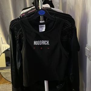 Hoodrich linne  - Skön tränings linne i storlek M men kan passa en storlek S oxå, säljs pg av att den e för stor och kommer inte till användning köpt från JD där kostar den 600kr säljer för halva priset