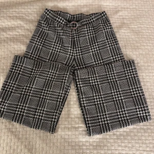 Rutig byxa från Lindex Kids - Snygga svartvita rutiga byxor från Lindex Kids. Det är storlek 146-152! De är stiliga och stylas enkelt med en basic svart tröja eller en fin blus🫶💕
