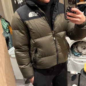 Grön dunjacka från The North Face - Fin puffer jacket i storlek junior xl jag skulle klassa som s/xs den är i fint skick några små fläckar men inga slitningar eller hål. Köpt 2022 väl vårdad. Hör gärna av er vid frågor eller funderingar☺️