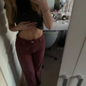 Slutsålda vinröda Monki baggy jeans - Snygga vinröda byxor med hög midja och rak bagge passform från Monki. Perfekta för en stilren look. Använd fåtal gånger och är i nyskick☺️