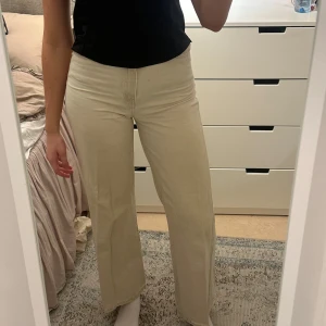 Beige jeans - Ett par långa jeans ifrån Gina, de sitter jättebra runt lår och rumpa. De är mid: höga i midjan