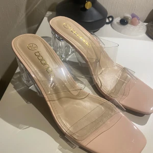 klackskor  -  klackskor från Boohoo med  remmar och klack. Aldrig använda, säljer därav att de är för stora💕