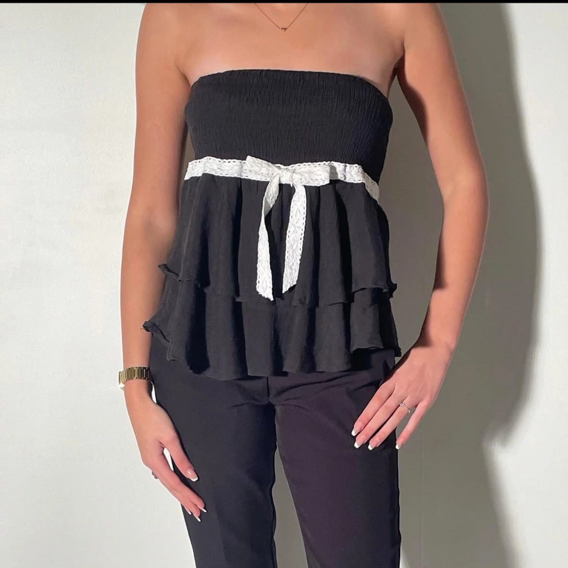 Svart tubtopp med volanger och knytband