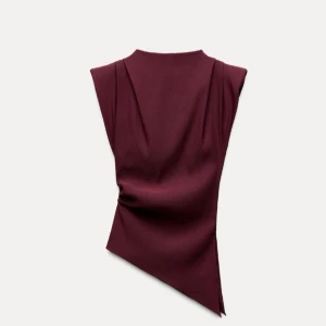 Vinröd topp - Vinröd topp från zara, säljer pga fel storlek. Ny med prislapp 