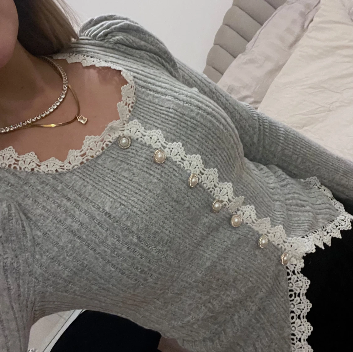Grå ribbad kofta med spetsdetaljer - 90