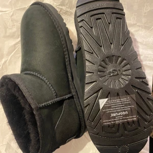 Svarta boots från UGG - Oanvända par från fuddo.se. Finns i storlekarna 38,39,40. 