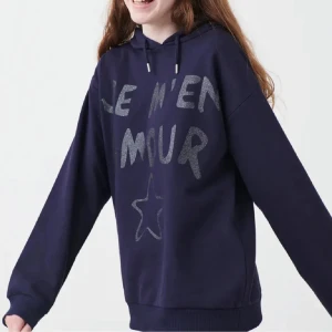 Gina hoodie - Säljer en mörkblå hoodie med text i glittrigt tryck på framsidan. Hoodien har en stjärndetalj och justerbar dragsko i huvan.  Skriv för fler bilder. Pris är diskuterbart💗