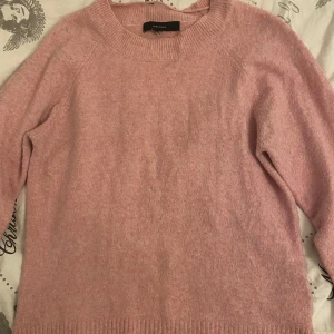 Rosa stickad tröja från Vero Moda - Mysig rosa stickad tröja från Vero Moda.