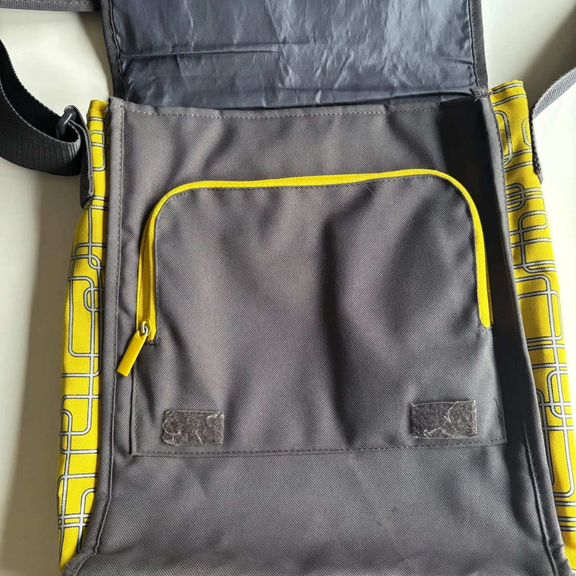 Grå och gul axelväska med geometriskt mönster - 90